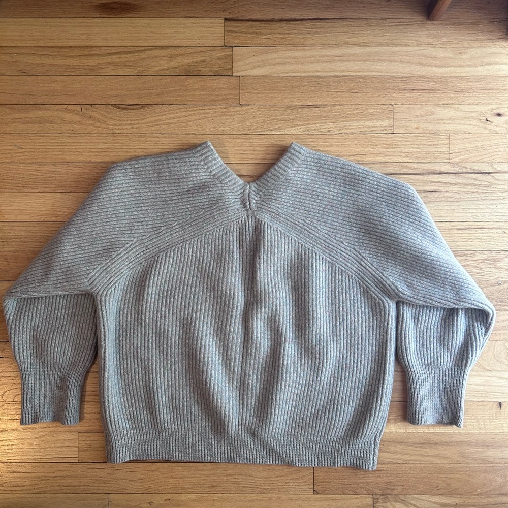 Caron Callahan Gray Ribbed V‑Neck Sweater - Picture 2 of 3